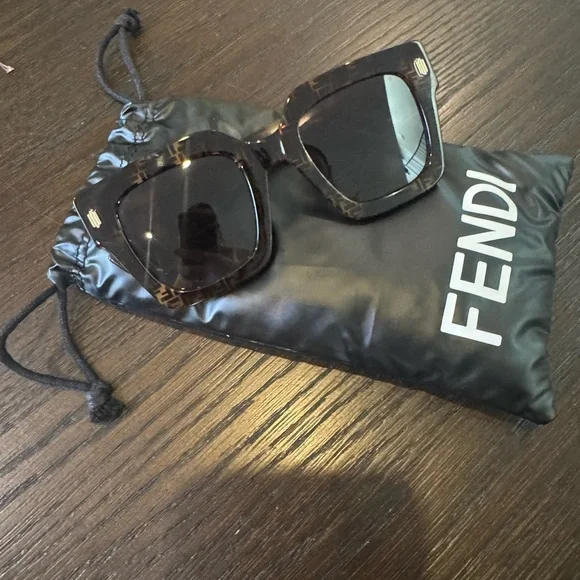 Fendi FE40101 Oversized Square Sunglasses – FF Monogram  display picture 1